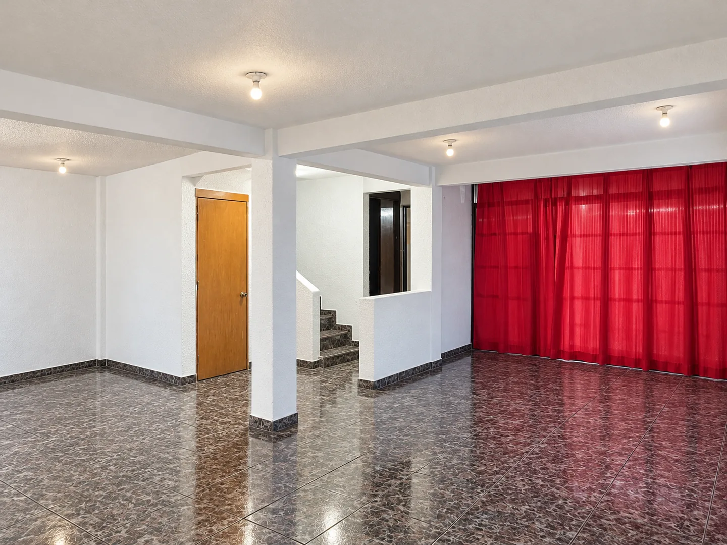 Sala y acceso a las escaleras de Compás 38