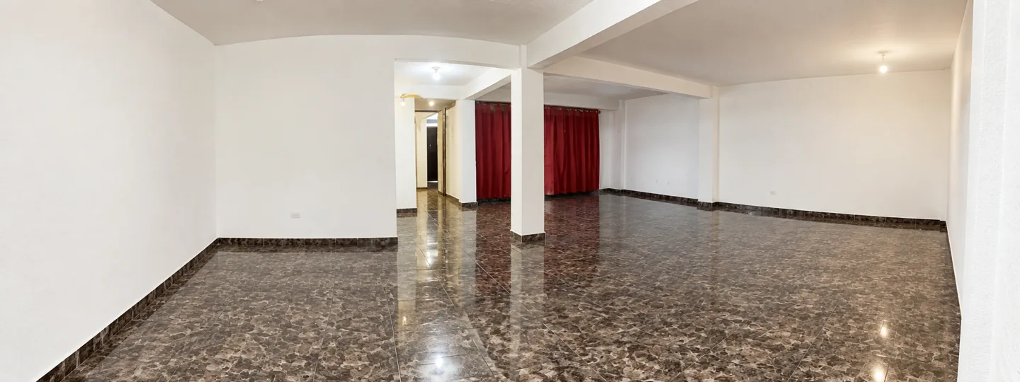 Vista amplia de sala y comedor de Compás 38