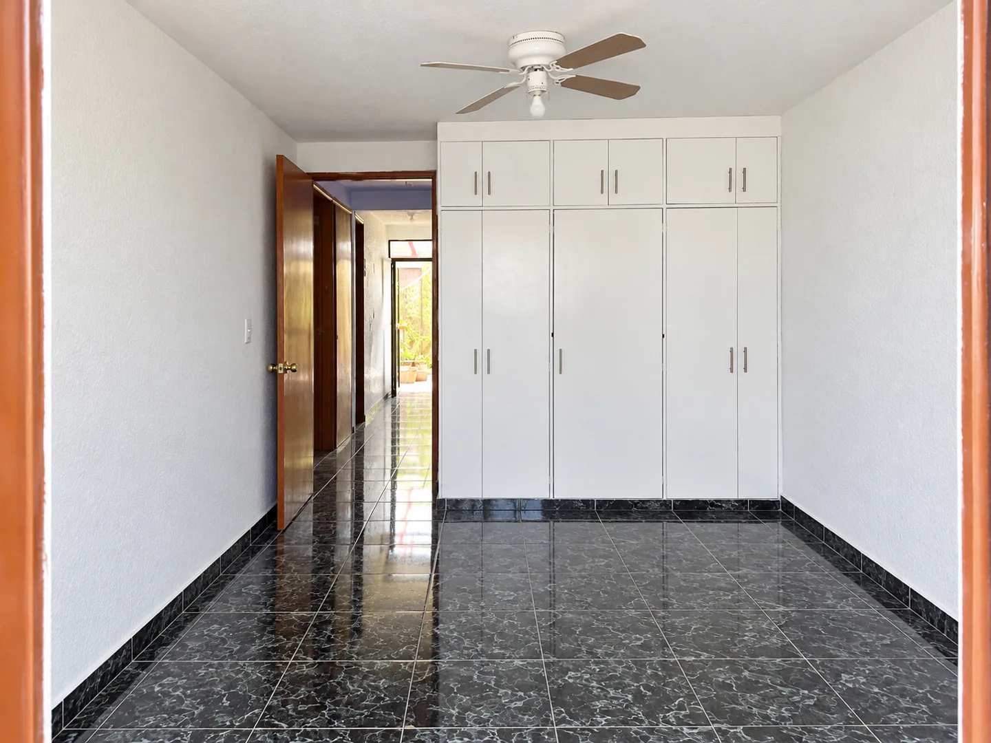 Clóset y acceso de recámara de Compás 38