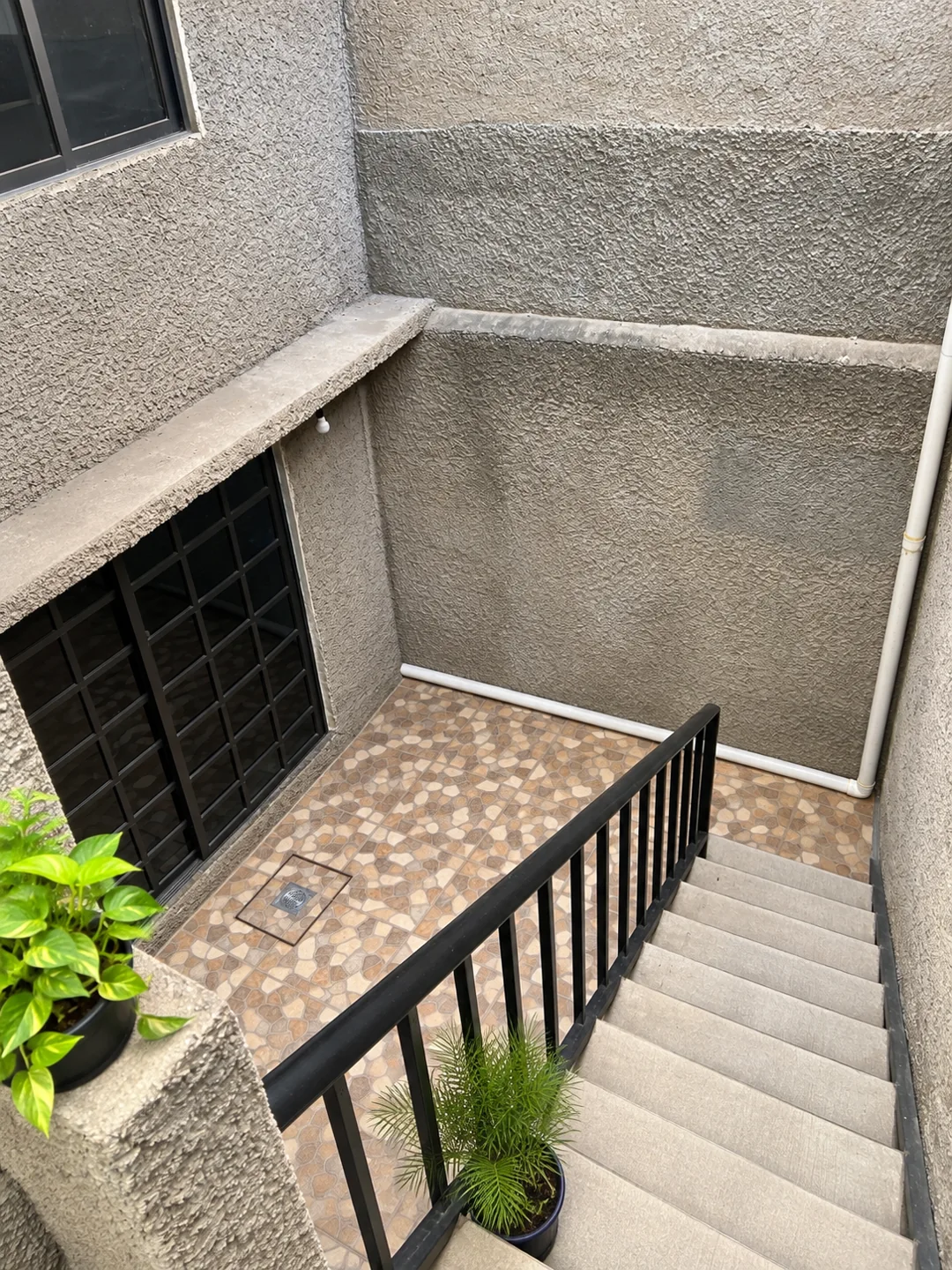 Patio y escaleras de Compás 38