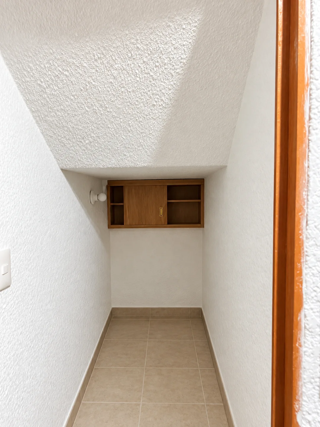 Espacio bajo las escaleras de Compás 38